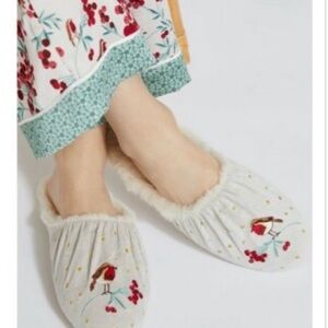 Carolyn Donnelly Embroidered Slippers Size M/L